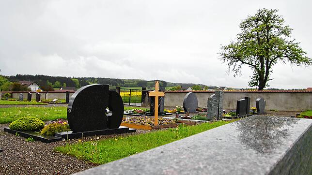 Gräber auf dem kleinen Friedhof des Eigeltinger Ortsteils Rorgenwies. Laut der Einschätzung von Niklas Neitsch entsprechen fast alle von ...