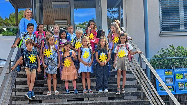 17 Kinder sind in die Klasse 1a der Hebeschule in Rhina eingschult worden, Klassenlehrerin ist Susanne Constien.