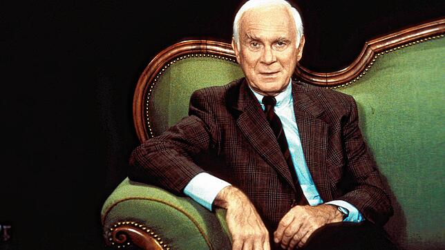So kennt man ihn: Als Grandsegnieur des Humors schrieb Loriot auf dem grünen Studiosofa Fernsehgeschichte.