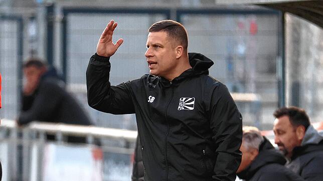 Villingens Cheftrainer Trainer Steffen Breinlinger erlebte gegen Walldorf unterschiedliche Phasen seiner Elf. In einigen Szenen wirkte ...