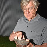 Peter Wüst, Leiter der Sternwarte, mit einem Stück eines Meteoriten. Die innere Struktur des Eisenklumpens kann nur unter ...