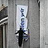 &bdquo;Heute spielen wir...&ldquo; ...doch nicht. Wie hier in Stralsund rollen auch bei uns viele Bühnenmitarbeiter Transparente ein.