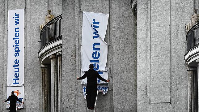 &bdquo;Heute spielen wir...&ldquo; ...doch nicht. Wie hier in Stralsund rollen auch bei uns viele Bühnenmitarbeiter Transparente ein.
