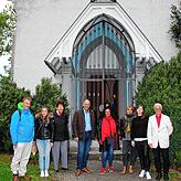 Das war vor Corona: Die Gäste versammelten beim „WIR-Café“ vor der St. Michael Kapelle auf dem Alten Friedhof. Im Bild (von ...