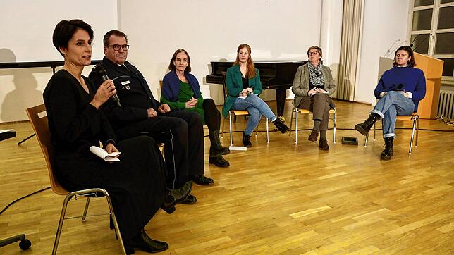 Auf dem Podium: Christine Barth vom Frauenhaus, Polizeipräsident Uwe Stürmer, Stadträtin Christine Finke, Moderatorin Eva-Marie ...