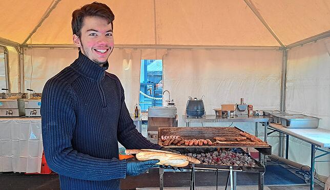 Die „halbe Meter“-Bratwurst ist eine Besonderheit am diesjährigen Grillstand, nicht nur für Mitarbeiter Daniel Stepanov.
