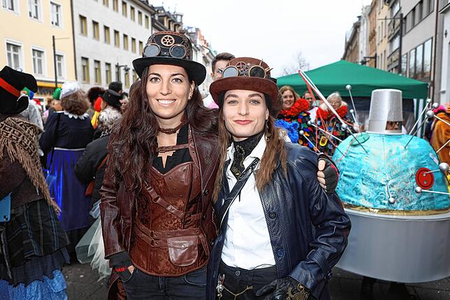 Bild 18: Schmotziger Dunschtig 2024: Die Marktstätte ist komplett in Narrenhand!