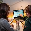 Schule am Esstisch mit Deutschbuch und Aufgaben per Internet: Mit ein paar Regeln lässt sich das ganz gut meistern; auch, damit für ...