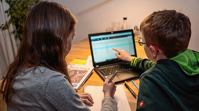 Schule am Esstisch mit Deutschbuch und Aufgaben per Internet: Mit ein paar Regeln lässt sich das ganz gut meistern; auch, damit für ...