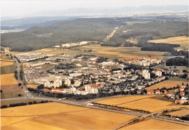 Das Gewerbegebiet bei Bad Dürrheim entlang der B27/B33 aus der Vogelperspektive.