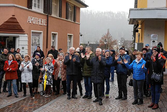 Der Gesang des Ochsenbuckelchors erfreut in Tiengens Fußgängerzone eine große Gruppe von Zuhörern, unter ihnen auch Oberbürgermeister ...