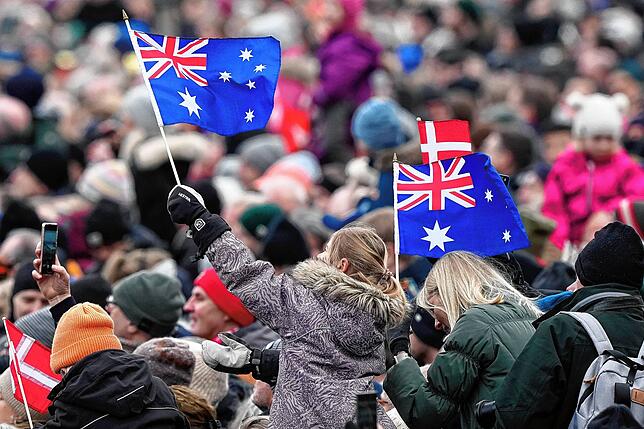 Fans aus aller Welt: Ein Zuschauer schwenkt eine australische Fahne, während er auf die Ankunft des dänischen Königspaares vor dem ...