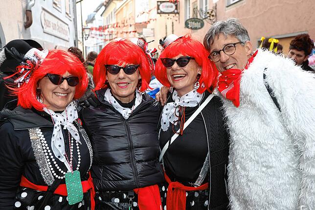 Bild 26: Buntes Treiben in den Gassen &ndash; Narren erobern bei der Straßenfastnacht die Stadt