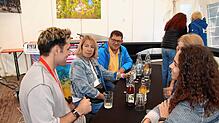 Alexander Eder (links im Bild) vor dem Konzert beim Meet & Greet. Die SÜDKURIER-Leser Gabi und Holger Weisser (Bildmitte) erleben dort ...