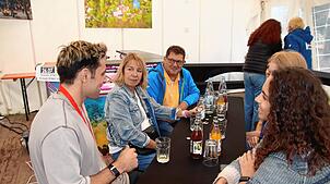 Alexander Eder (links im Bild) vor dem Konzert beim Meet & Greet. Die SÜDKURIER-Leser Gabi und Holger Weisser (Bildmitte) erleben dort ...