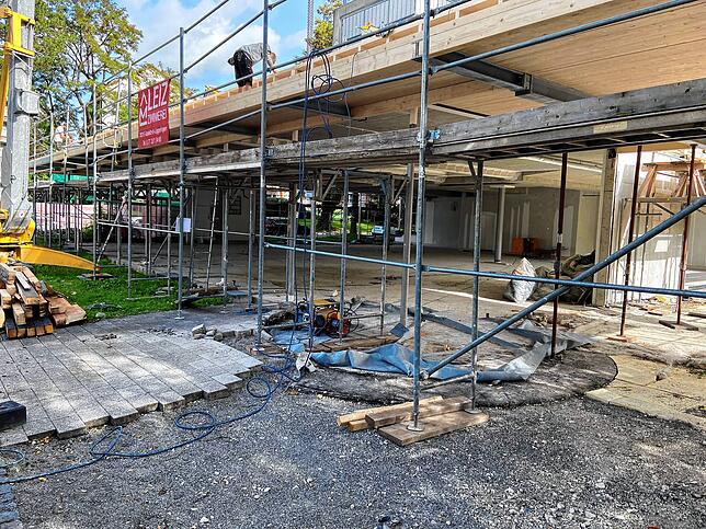 Noch alles im Rohbau. Die Sparkasse Hegau-Bodensee rechnet damit, dass das neue Beratungszentrum im zweiten Quartal 2026 öffnen wird.