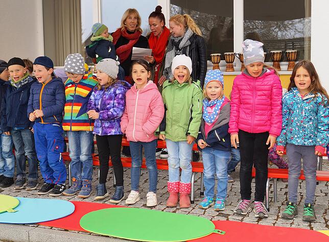 Fröhlich singend eröffnen die Kindergartenkinder die Feier für "ihren" neuen Spielplatz.