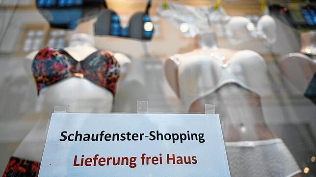 Schaufenstershopping in einem Wäschegeschäft. In Zeiten des Lockdown muss der Handel neue Wege gehen.