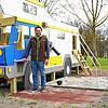 Jürgen Blum, Geschäftsführer des Camping- und Ferienparks in in Orsingen, vor dem neuen Spielplatzcamper Orsi. Das Schlimmste für ihn ...