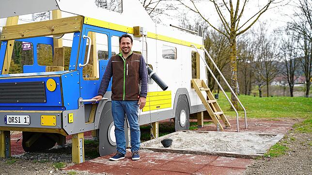 Jürgen Blum, Geschäftsführer des Camping- und Ferienparks in in Orsingen, vor dem neuen Spielplatzcamper Orsi. Das Schlimmste für ihn ...