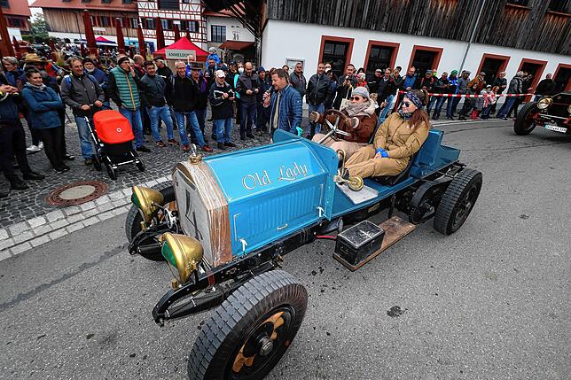Diese &bdquo;Old Lady&ldquo; ist ein AmericanLafrance Typ 40 aus demJahre 1923. Sie wird von Sandra Ibele aus Wilhelmsdorf gefahren. Bei ...