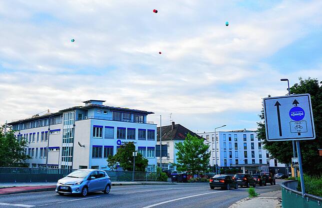 Mit Helium-Ballons, die 40 Meter in der Höhe über dem „Schlossgarten“ schweben, wollte eine Bürgerinitiative die Abmaße des ...