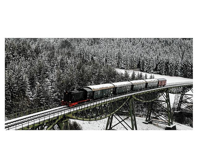 Selbst im Winter schlängelt sich die Bahn über die vier Brücken und durch sechs Tunnel zwischen Zollhaus und Weizen, etwa bei den ...