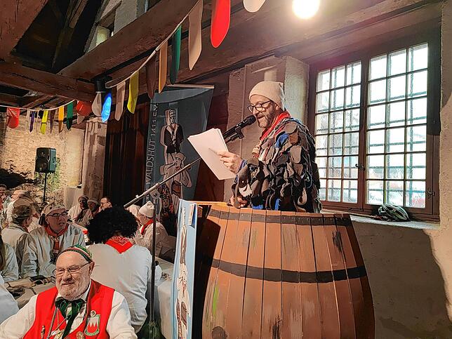 Zunftmeister Stephan Vatter begrüßte zum Heringsessen in der Stadtscheuer Zunftmitglieder und Freunde der Narro-Zunft Walsdhut.