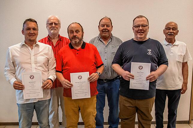 Dauerläufer: Sechs Schiedsrichter sind bereits seit mehr als 30 Jahren aktiv oder als Passivmitglied dabei. Auf 35 Jahre kommt (von ...