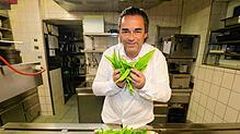 Manfred Lang mit dem Kraut der Saison: Bärlauch. Auch das ist im Drei-Gang-Ostermenü des Sternekochs aus Meersburg mit dabei.
