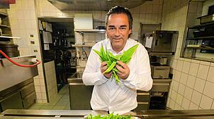 Manfred Lang mit dem Kraut der Saison: Bärlauch. Auch das ist im Drei-Gang-Ostermenü des Sternekochs aus Meersburg mit dabei.
