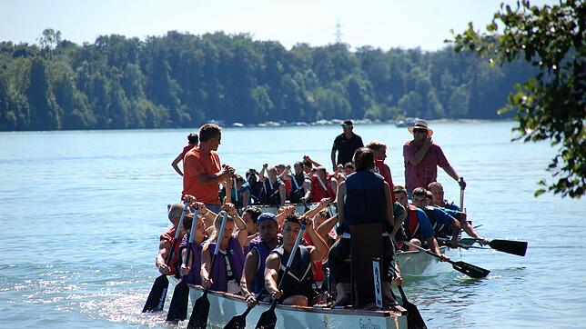 Hoch her geht es stets bei den Rheinstromtagen in Schwörstadt, wenn die Drachenboote ins Rennen gehen.
