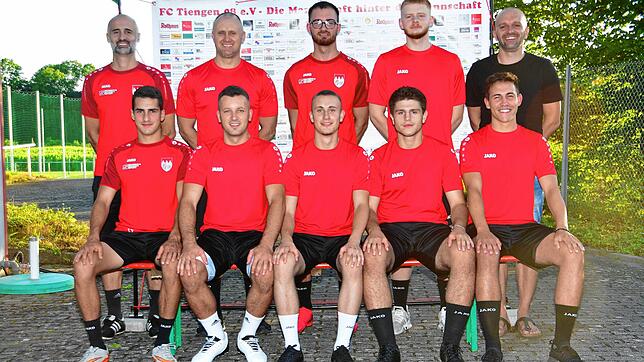 Neue Gesichter beim FC Tiengen 08: Trainer Erkan Kanli und sein Co-Trainer Dimitri Maul (hinten, von links) sowie Sportchef Jasmin ...