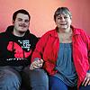 Michaela Meyer und ihr 15-jähriger Sohn Kilian auf dem heimischen Sofa. Die Mutter hat 2020 eine Stammzellenspende erhalten und erholt ...