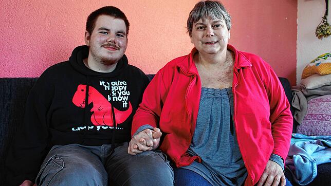 Michaela Meyer und ihr 15-jähriger Sohn Kilian auf dem heimischen Sofa. Die Mutter hat 2020 eine Stammzellenspende erhalten und erholt ...