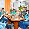Am täglichen Stammtisch in der Pizzeria Romantica herrscht gleich zwei Mal täglich ein Austausch. Von links: Alex Zier, Volker Karwath, ...