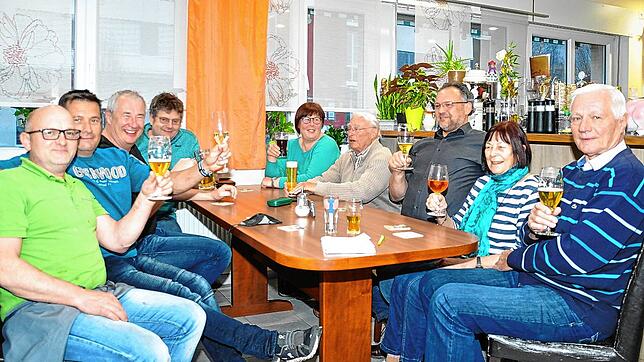 Am täglichen Stammtisch in der Pizzeria Romantica herrscht gleich zwei Mal täglich ein Austausch. Von links: Alex Zier, Volker Karwath, ...