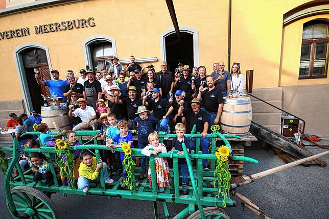Als der letzte Zuber, der in der Unterstadt angeliefert wurde, in der Kelterei ist, gibt es ein Gruppenbild mit den Winzern des ...