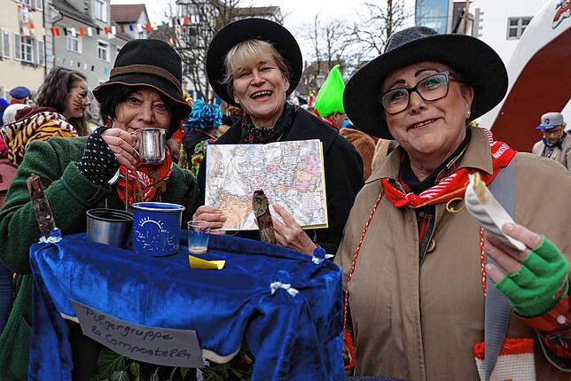 Diese drei frommen Damen haben sich beim Pilgern nach Santiago di Compostella verlaufen. Die Pilger-Karte ist auch schwer zu lesen: (von ...