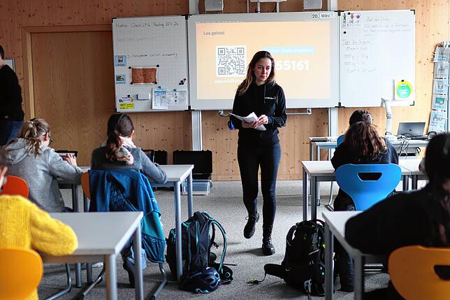 Katja Seiter von Eddilake führte mit einer Klasse der sechsten Stufe unter anderem einen Workshop zum Thema Cyerbmobbing durch.