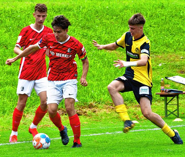 Heimspiel: Mit dem Freiburger Nachwuchs spielte Noah Wagner (vorn, links) vor knapp drei Jahren beim Jubiläum des FC Erzingen mit dem SC ...