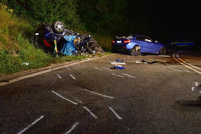 Der Zustand der beiden Fahrzeuge zeugt von der Wucht des Zusammenpralls. Bei diesem Unfall am 7. Juli 2019 sind auf der Schwenninger ...