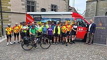 Radfahrer aus dem sächsischen Bad Schandau und aus Überlingen vor dem Begleitbus, der ihr Gepäck transportiert. Sie fahren in zwei ...