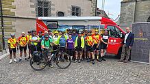 Radfahrer aus dem sächsischen Bad Schandau und aus Überlingen vor dem Begleitbus, der ihr Gepäck transportiert. Sie fahren in zwei ...