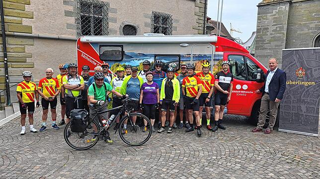 Radfahrer aus dem sächsischen Bad Schandau und aus Überlingen vor dem Begleitbus, der ihr Gepäck transportiert. Sie fahren in zwei ...