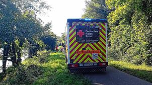 Nach dem Radunfall zwischen Murg und Bad Säckingen steht ein alarmierter Rettungswagen auf dem Hochrhein-Radweg.