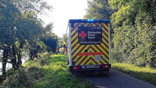 Nach dem Radunfall zwischen Murg und Bad Säckingen steht ein alarmierter Rettungswagen auf dem Hochrhein-Radweg.