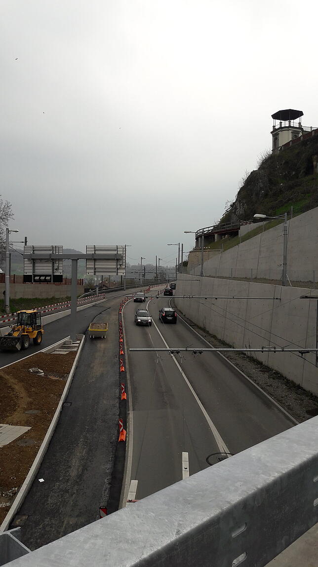 Blick auf den Verkehr im Bereich des östlichen Tunnelportals "Bahntal" mit der mächtigen Stützmauer. Alle Baumaßnahmen erfolgten trotz ...