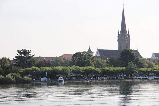 Am Ufer steht schon das Begrüßungskomitee bereit.
