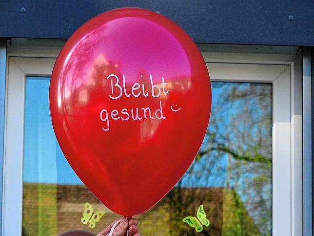 Luftballon-Aktion: Ein Gruß der Mitarbeiter der Behindertenwerkstatt an die Bewohner.